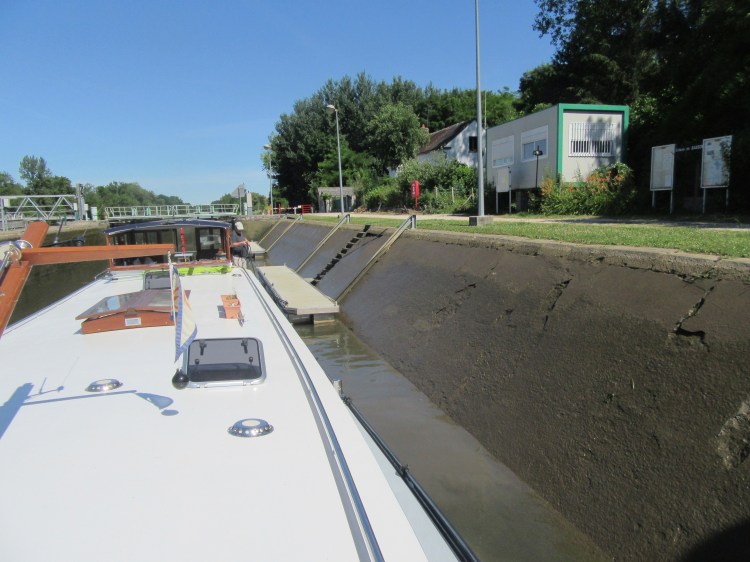 First floating bollard lock, Bassou, Yonne