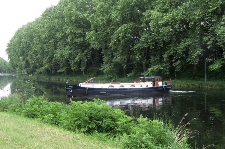 Castets turning to leave