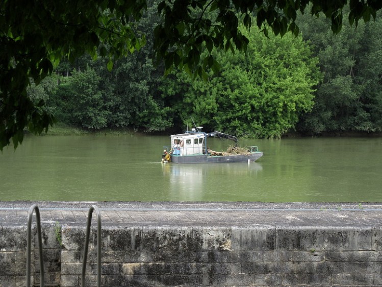 Castets debris collecting boat