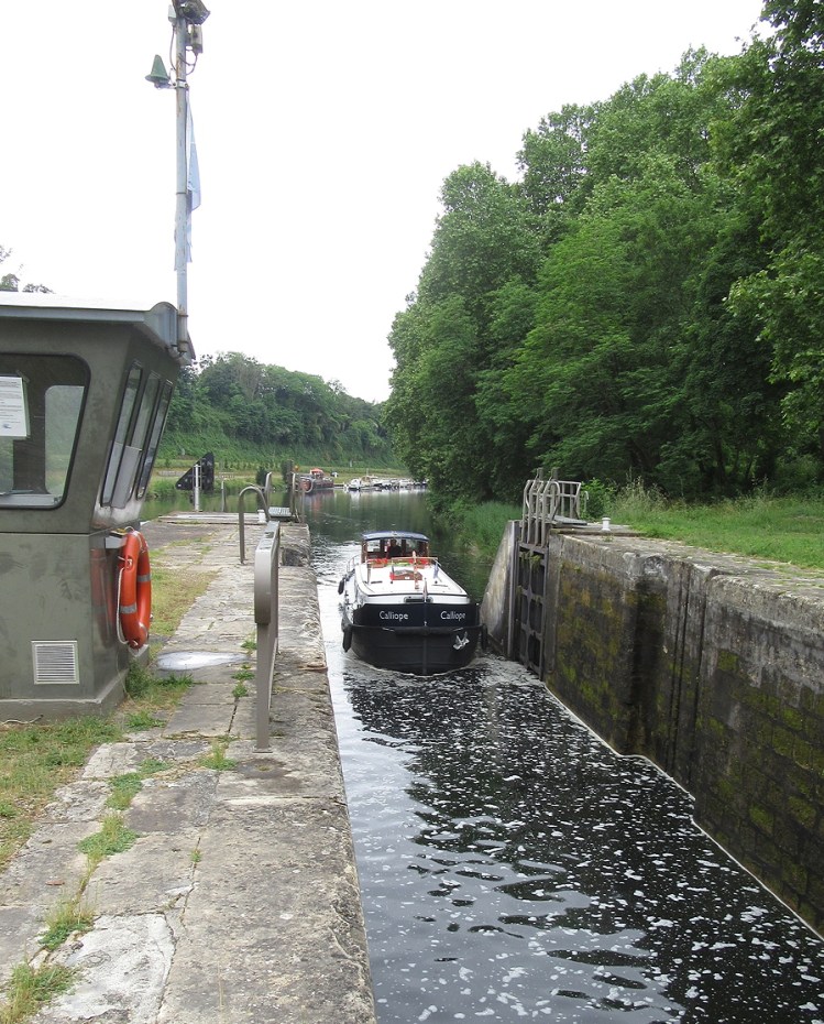 Castets, entering lock