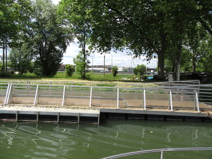 footbridge_to_stadium