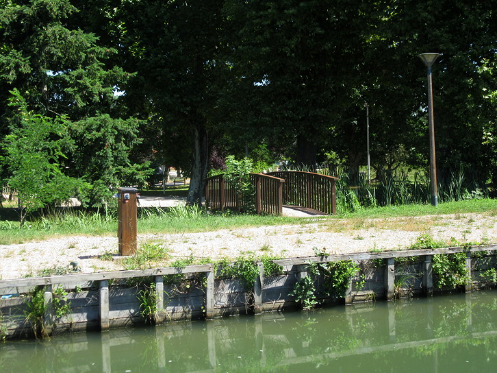 Lacourte St Pierre mooring